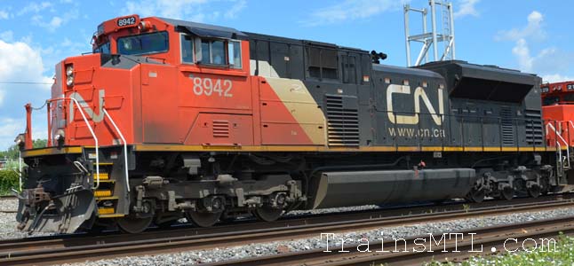 Locomotive CN8942 left side / coté gauche